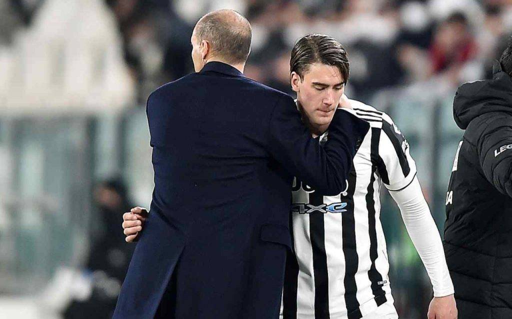 Juventus, Vlahovic e Allegri si abbracciano