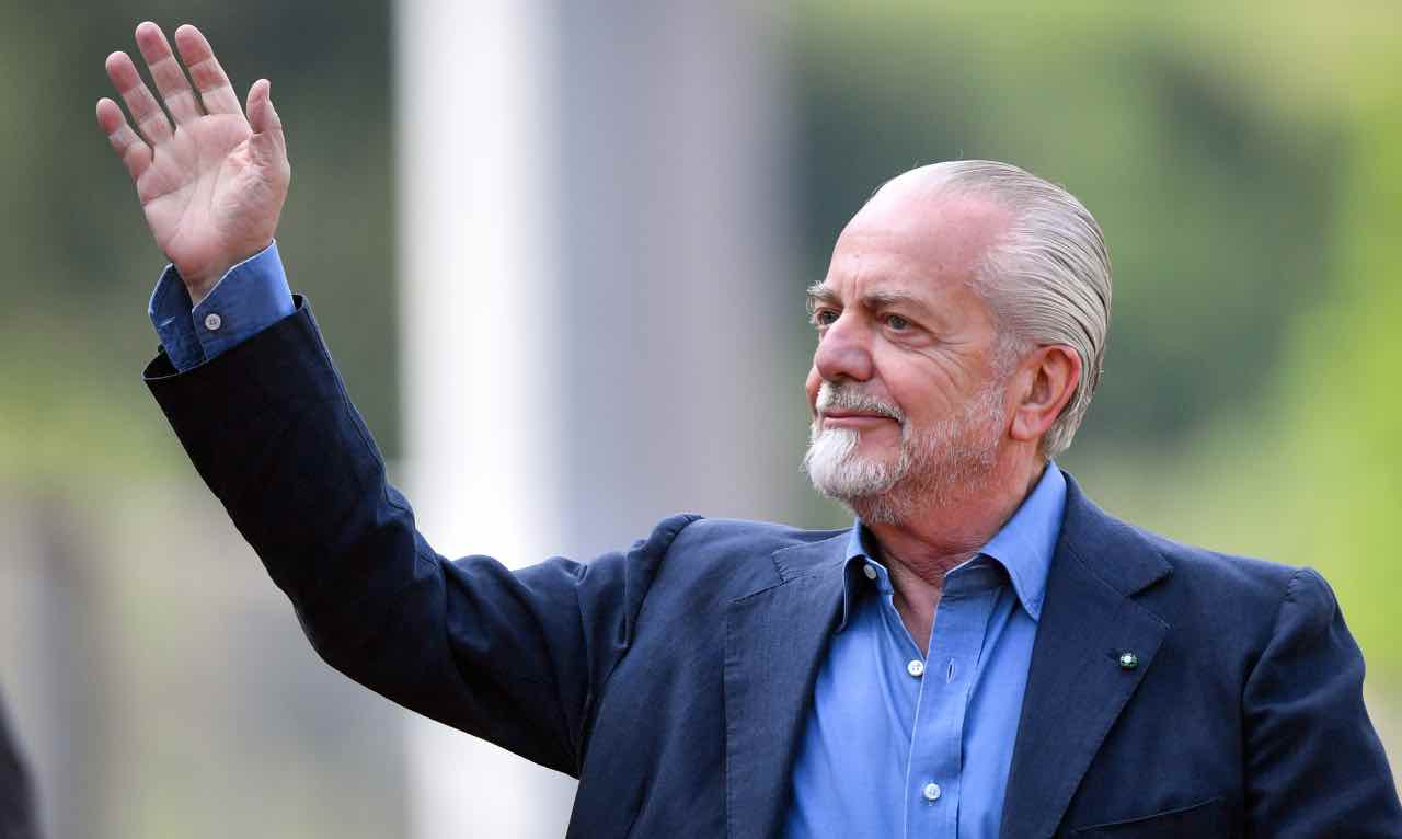 De Laurentiis saluta i tifosi