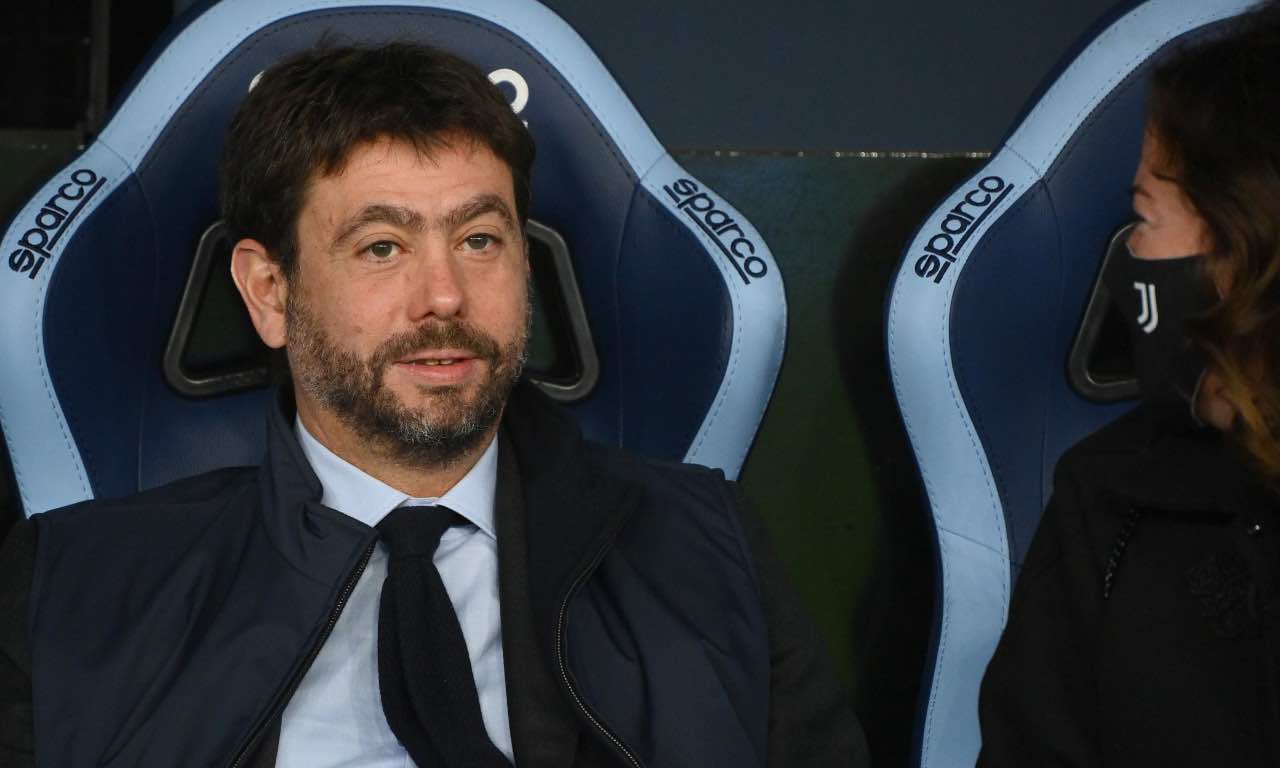 Agnelli sorridente in panchina