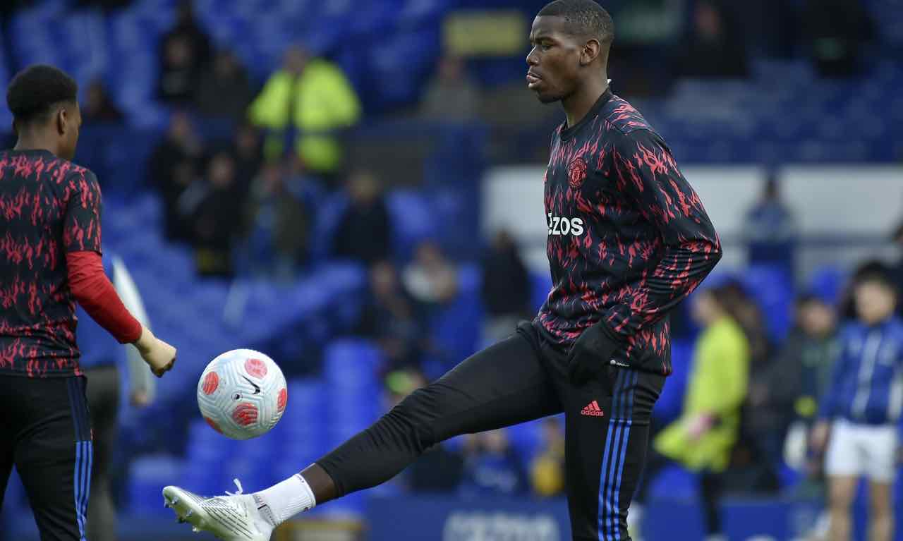 Pogba palleggia con lo United