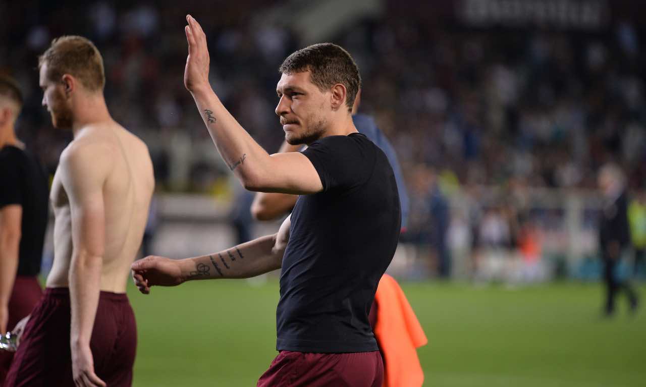 Andrea Belotti saluta i tifosi