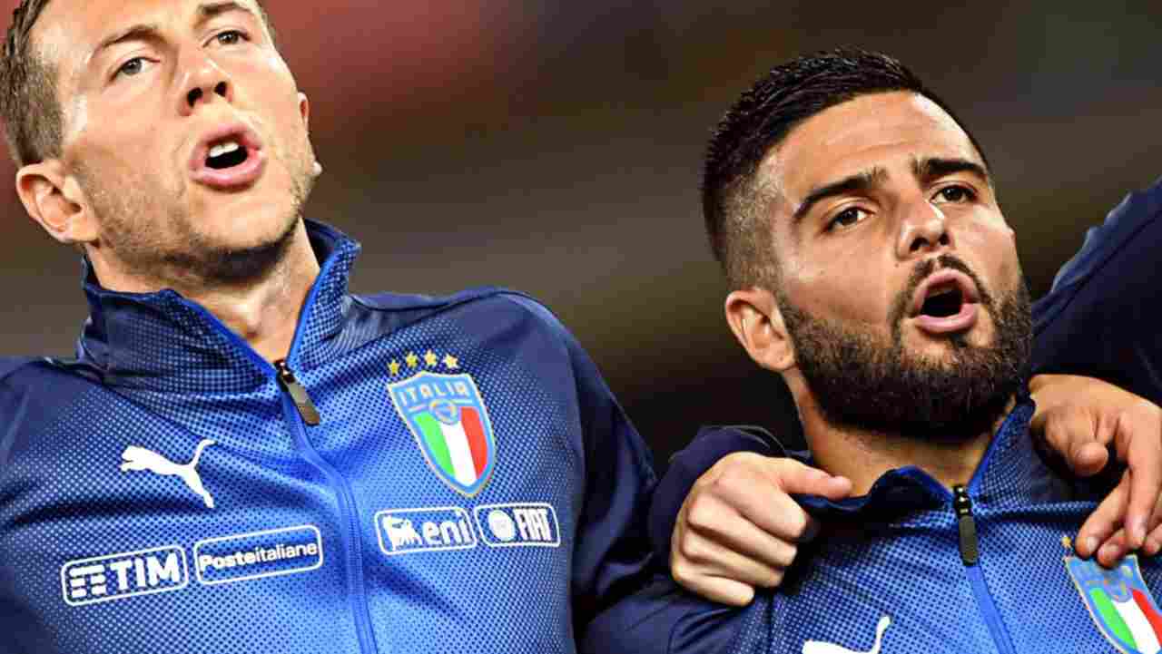 Bernardeschi e Insigne cantano l'inno di Mameli