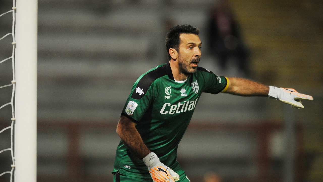 Buffon indica con la mano e parla