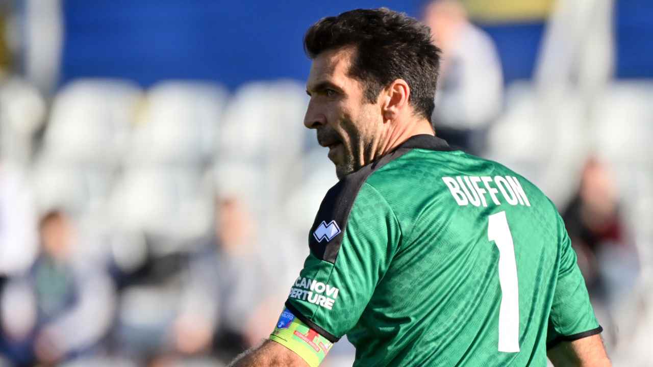 Buffon di spalle concentrato