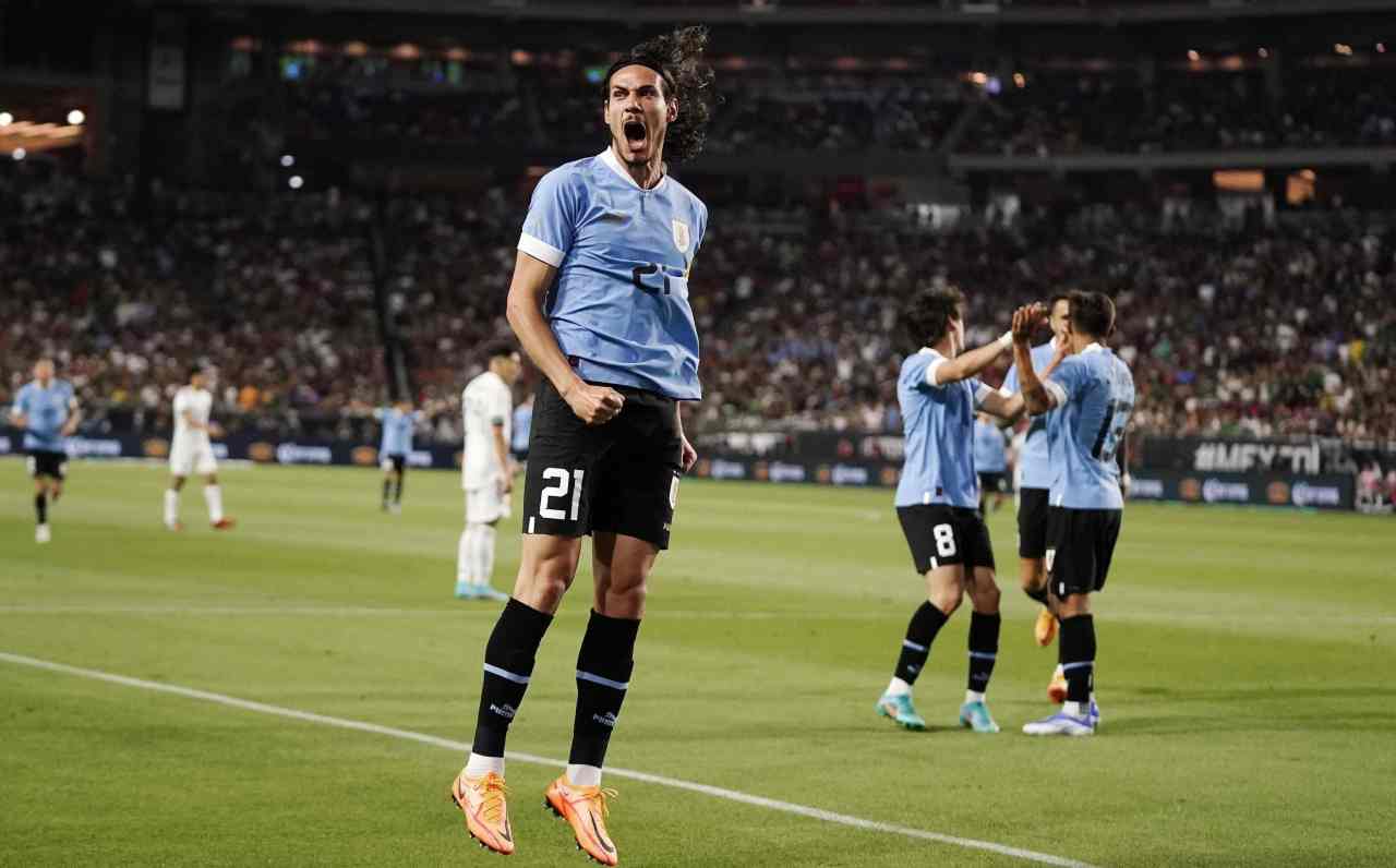 Cavani esulta con la nazionale dell'Uruguay
