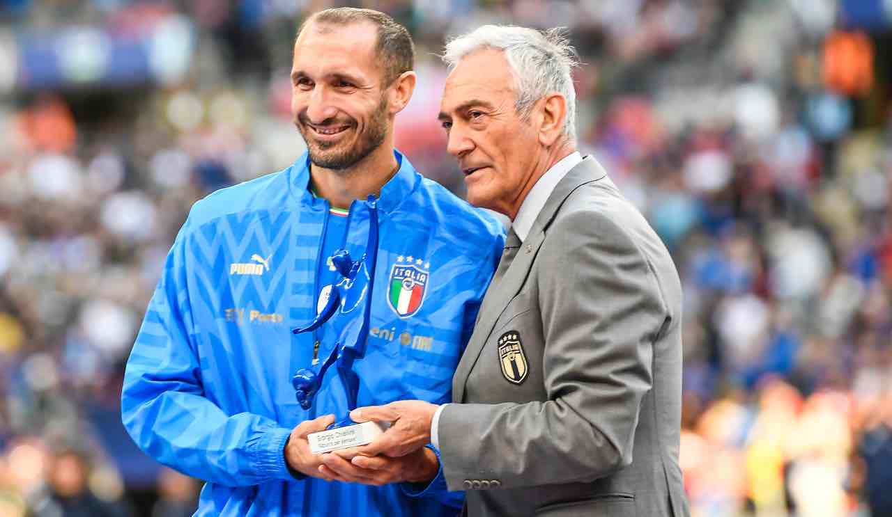 Gravina premia Chiellini durante Italia-Argentina