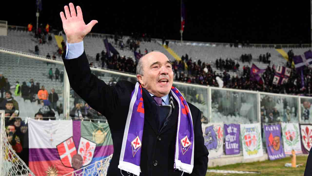 Commisso saluta i tifosi sorridente Fiorentina