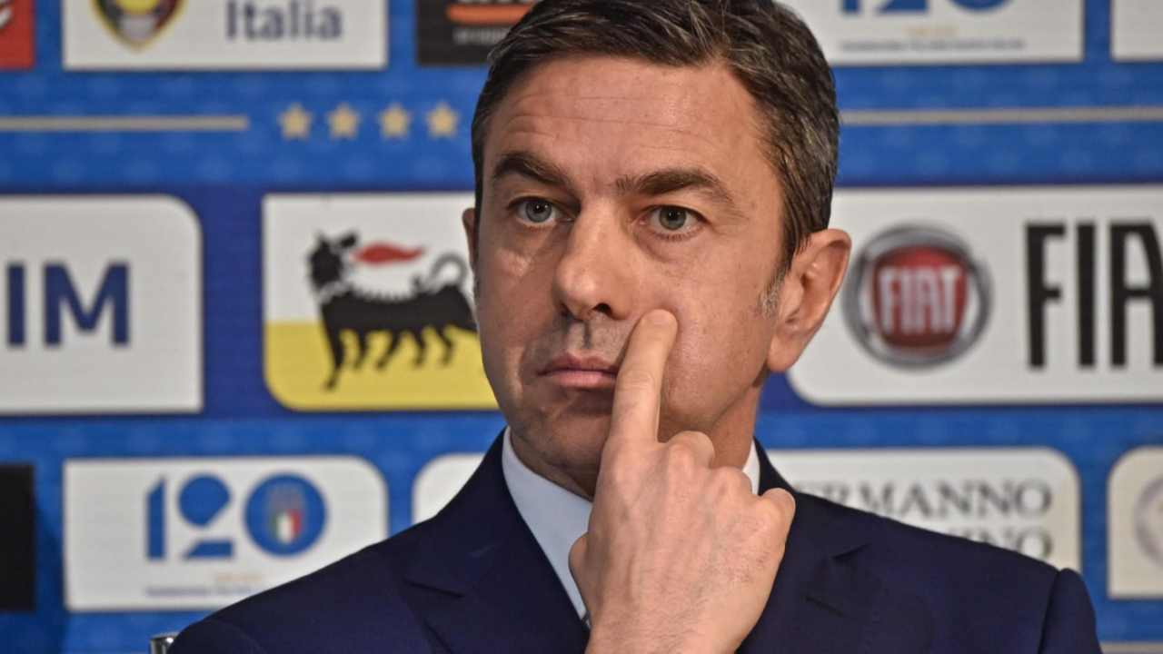 Costacurta si tocca il viso con il dito Milan