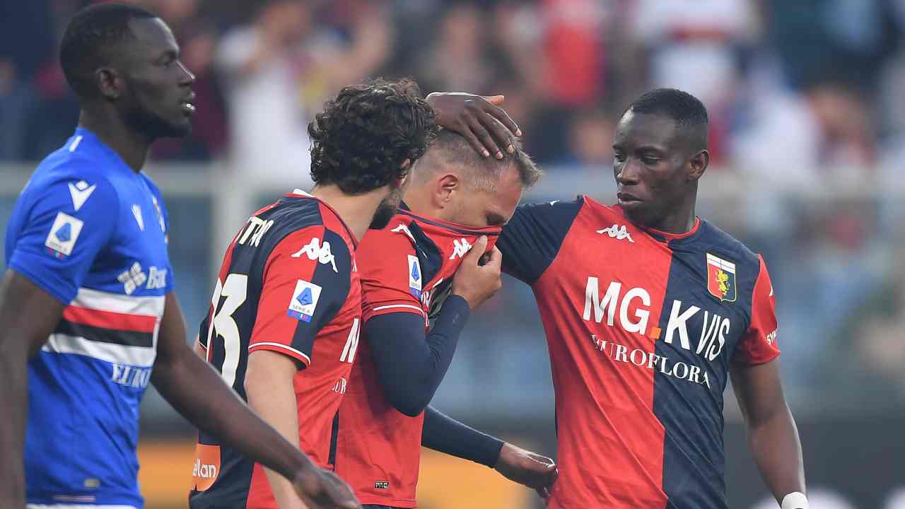 Criscito viene consolato dai compagni Genoa