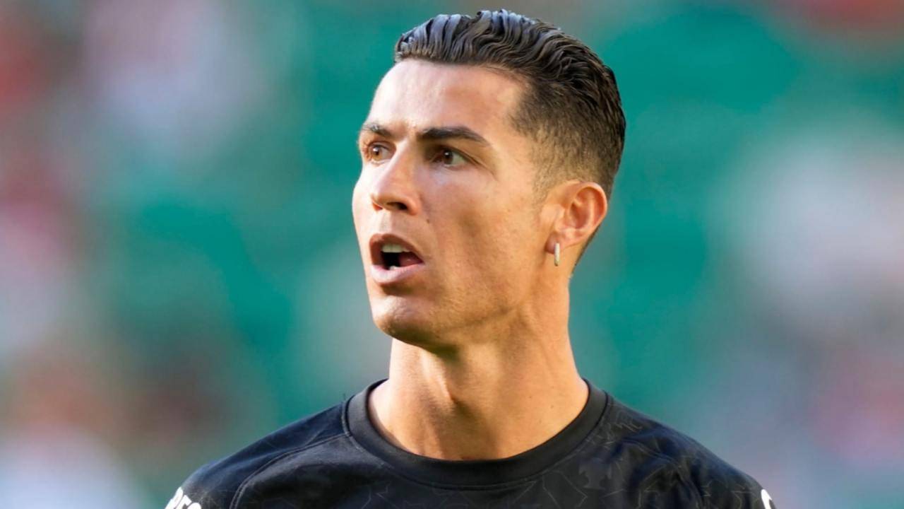 Cristiano Ronaldo osserva concentrato lontano