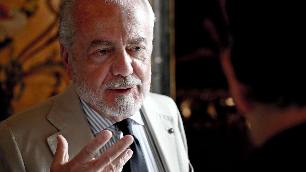 De Laurentiis parla e fa gesto con la mano Napoli