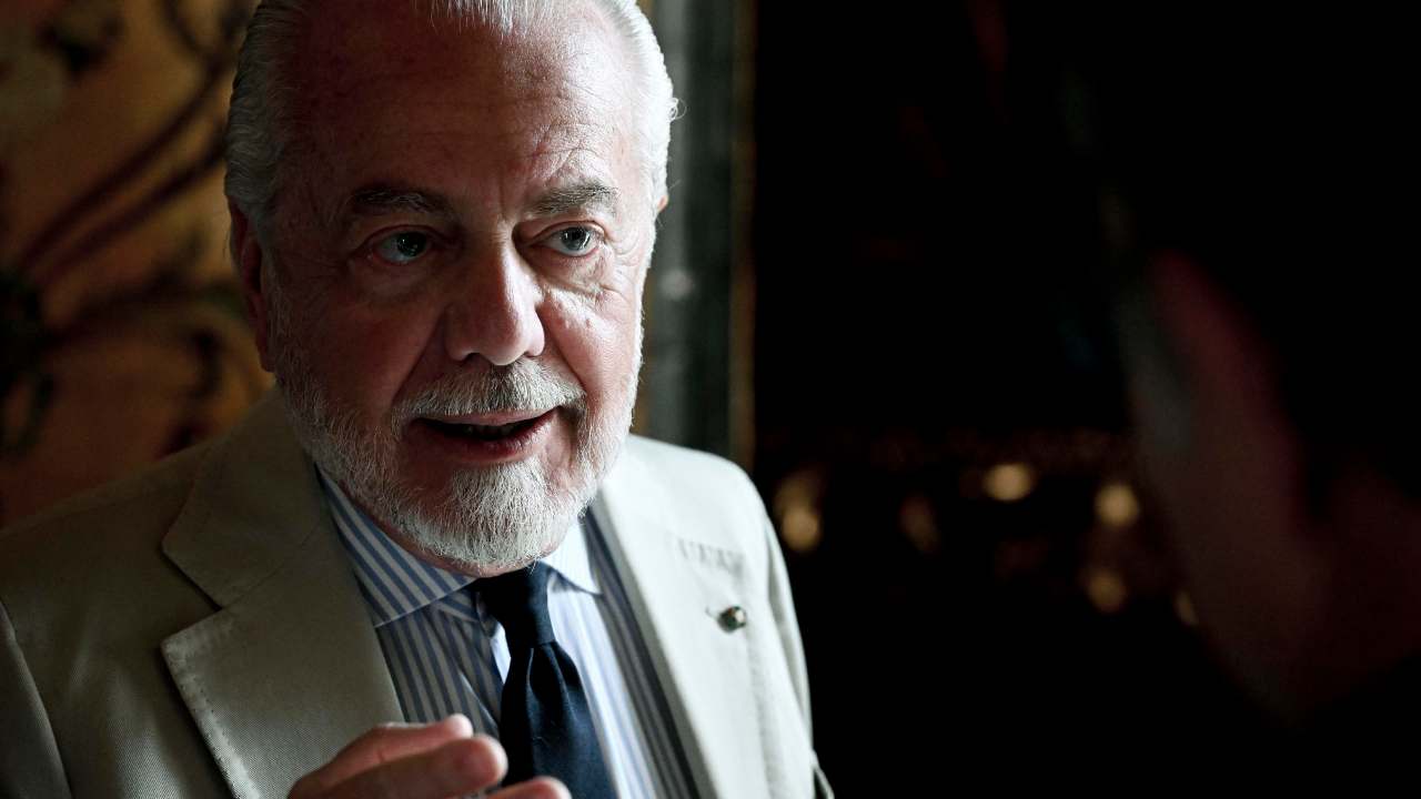 De Laurentiis parla e indica con la mano Napoli