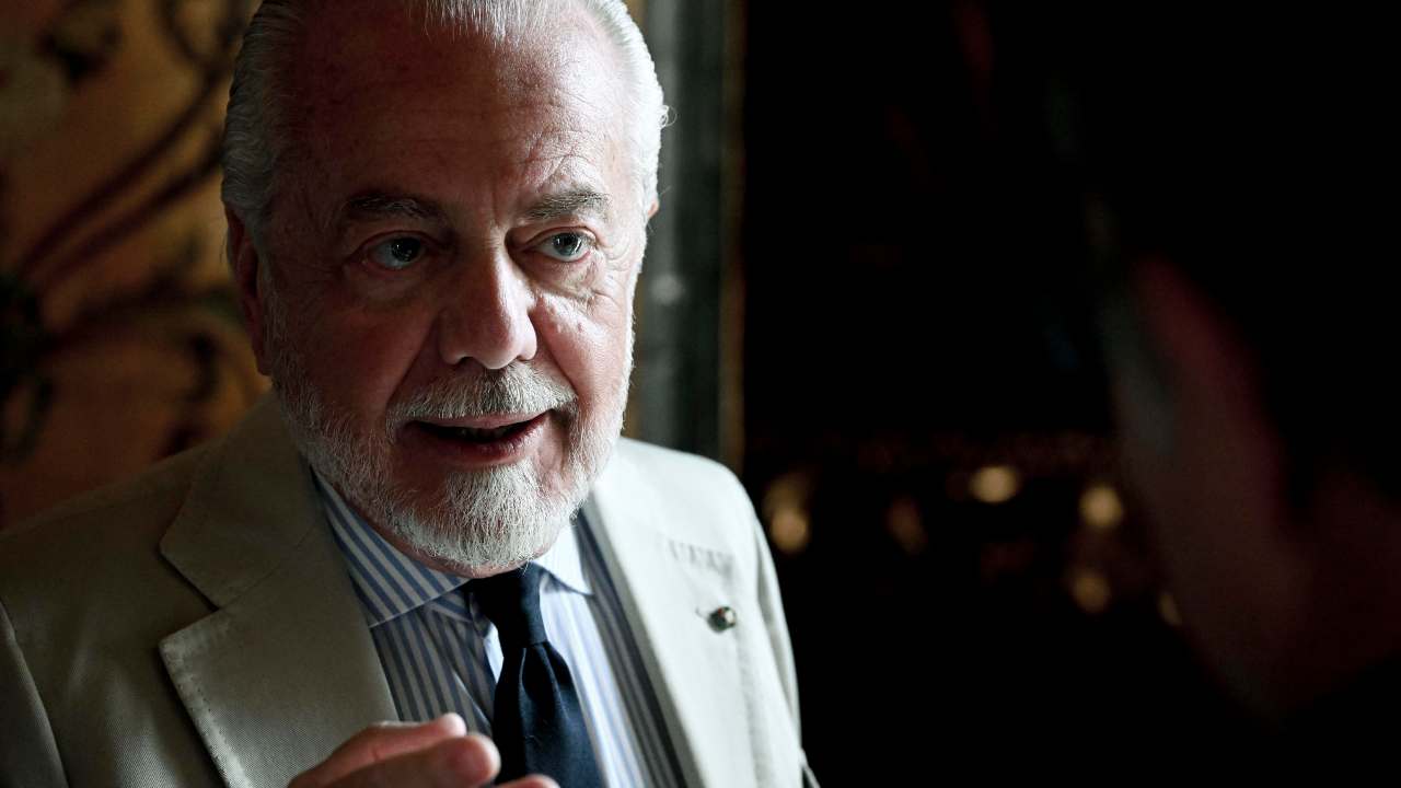 De Laurentiis parla e indica con la mano Napoli