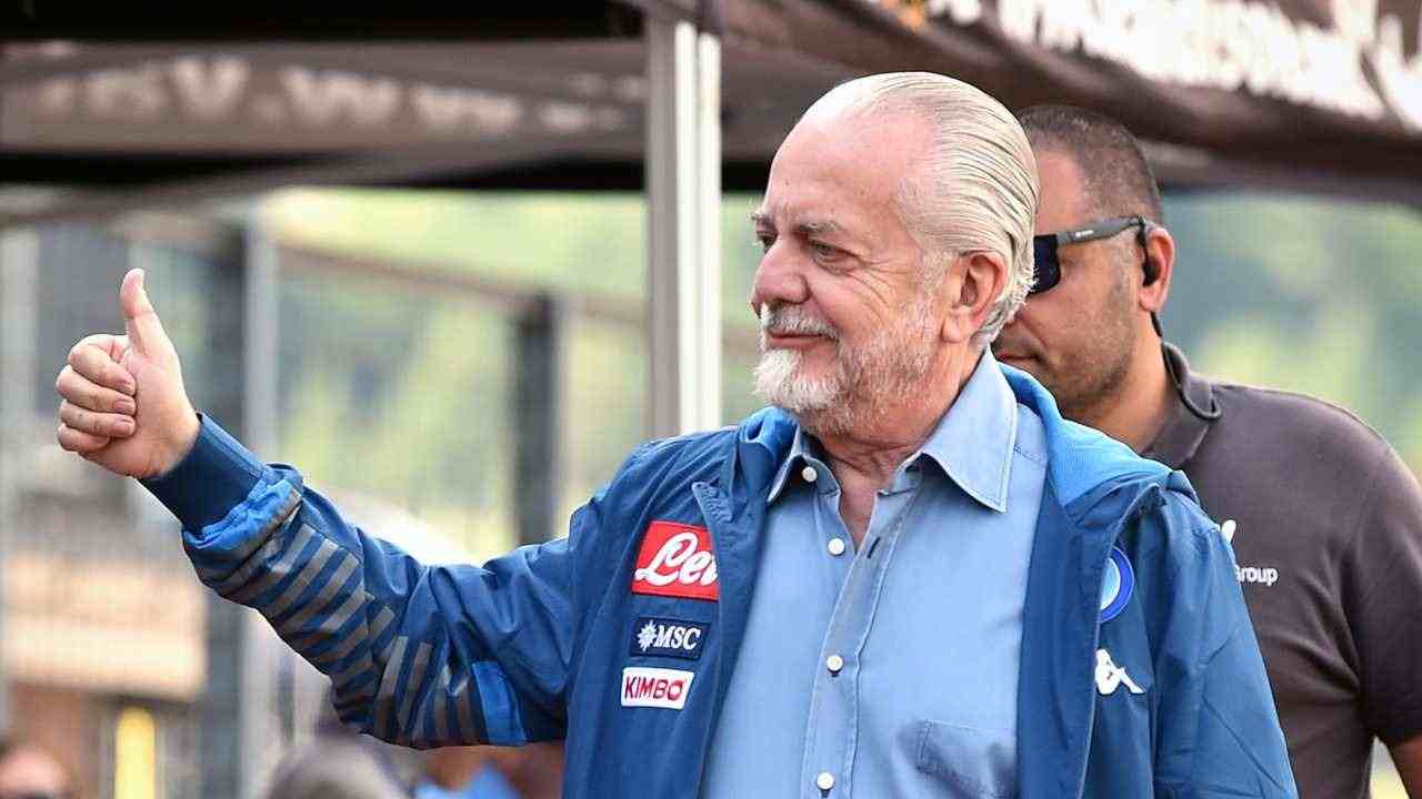 De Laurentiis con il pollice in su Napoli