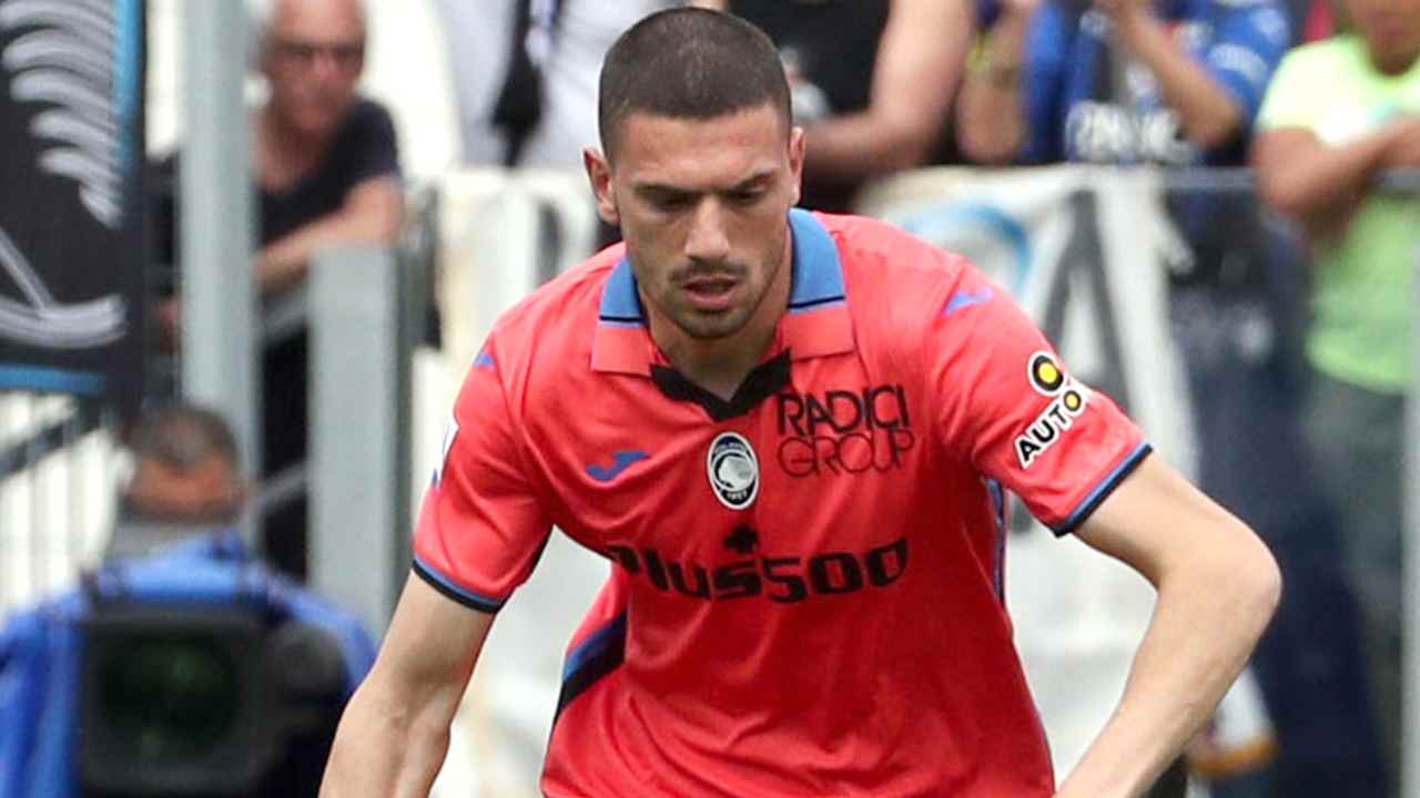 Demiral corre e guarda in basso Atalanta