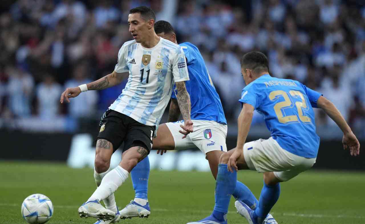 Di Maria passa il pallone 