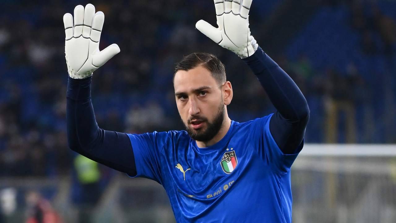 Donnarumma saluta