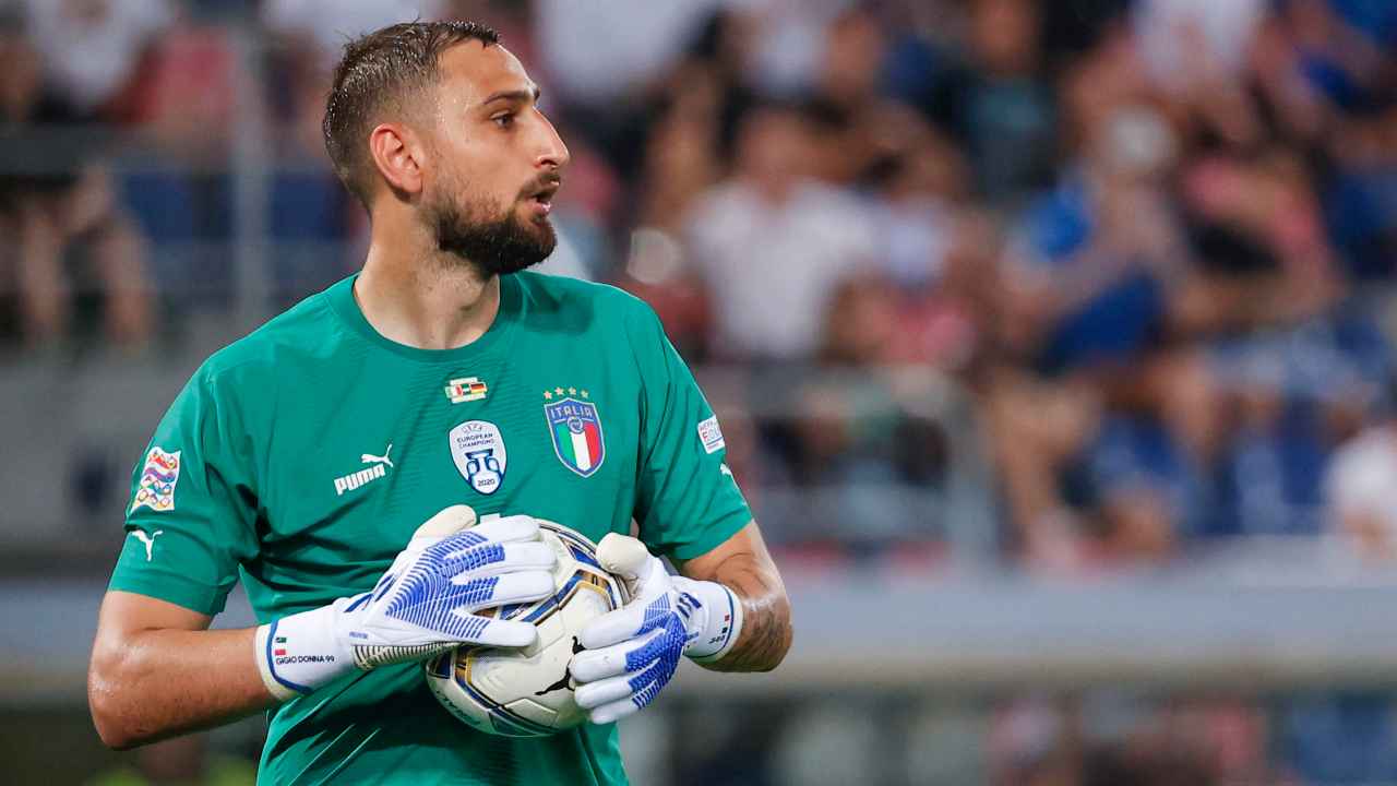 Donnarumma blocca la palla e guarda avanti