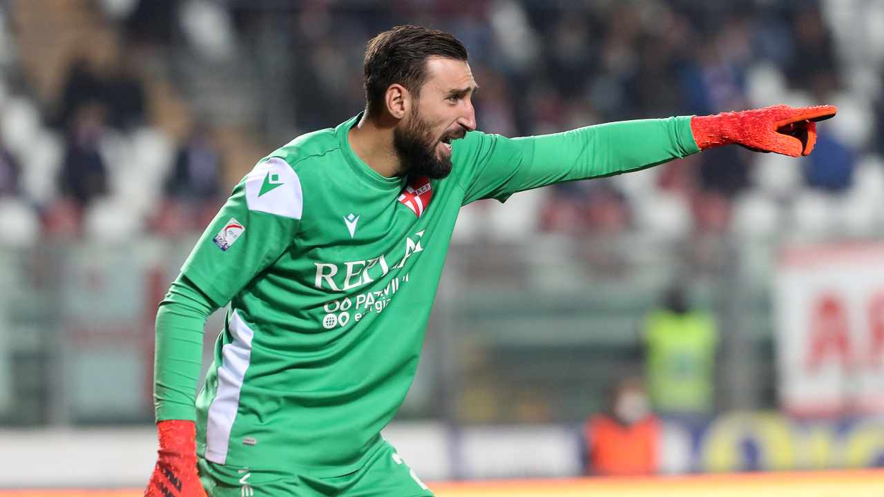 Donnarumma indica con il dito Padova