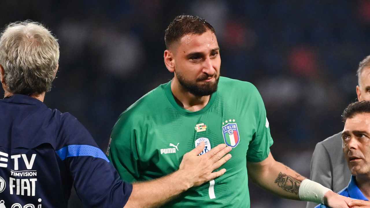 Donnarumma lascia il campo in lacrime Italia