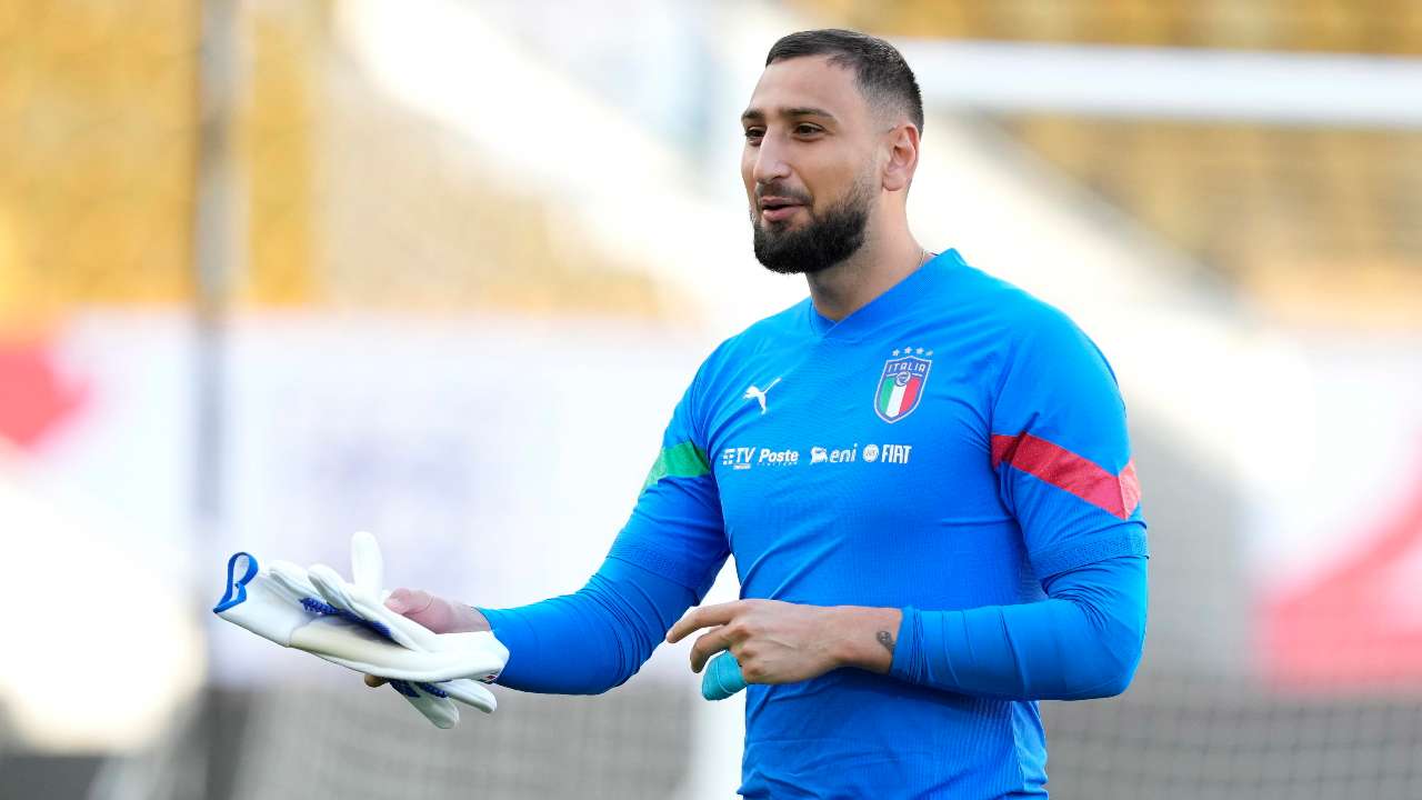 Donnarumma sorride con i guanti in mano