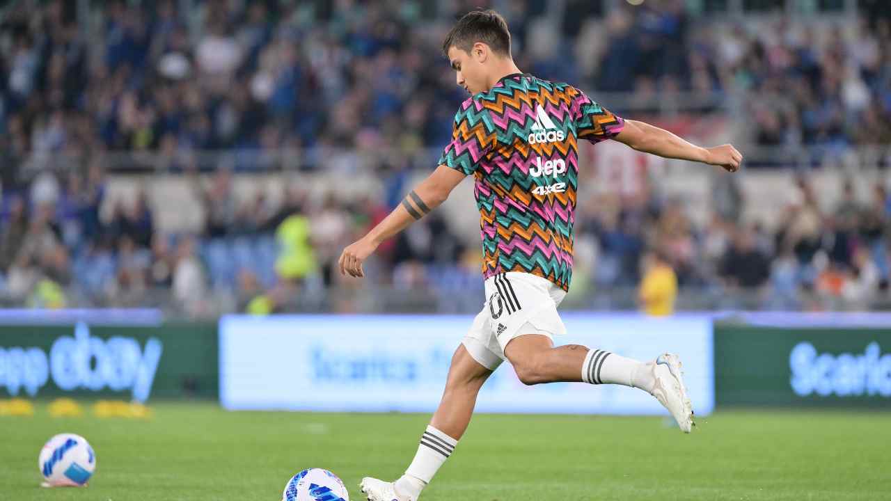 Paulo Dybala in riscaldamento Juventus