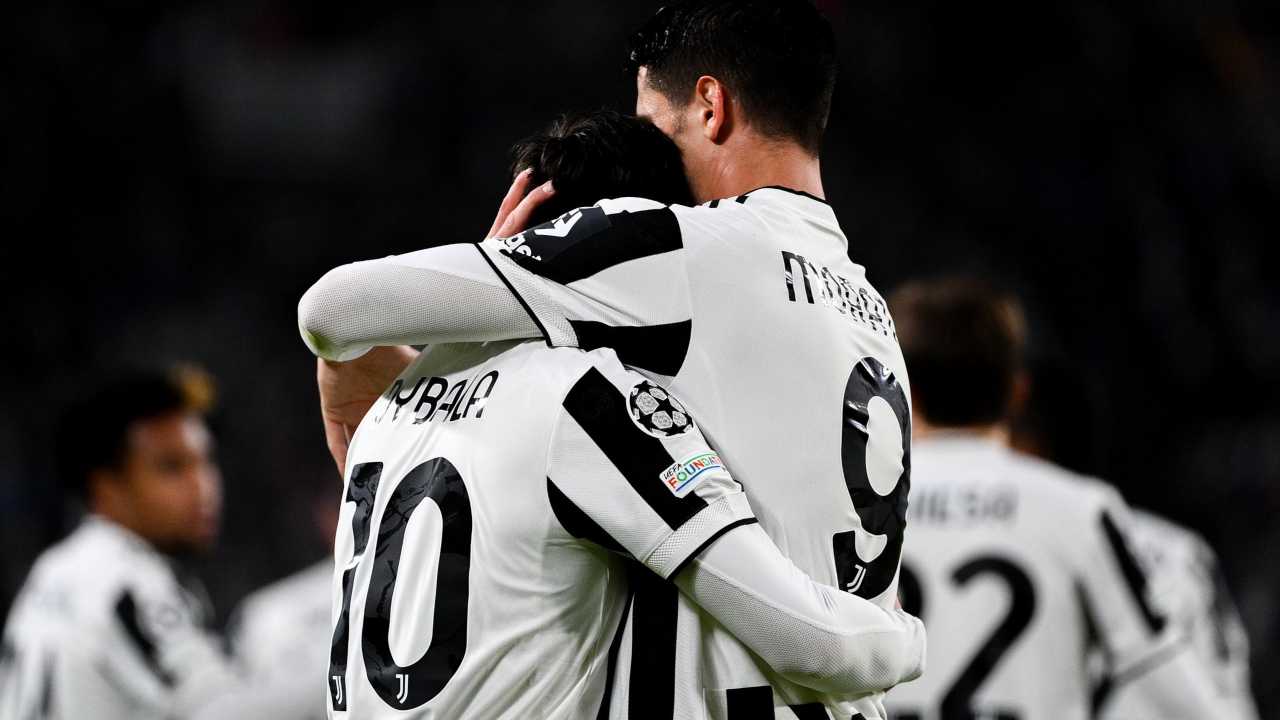 Morata abbraccia Dybala