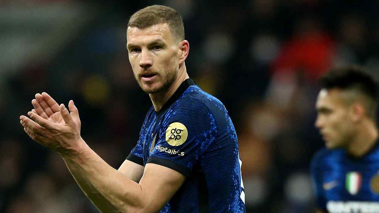 Dzeko applaude con la maglia dell'Inter