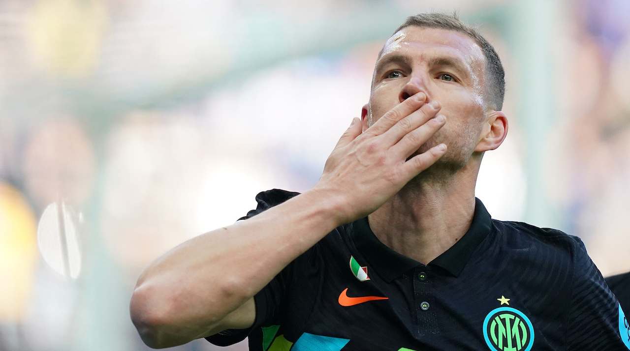 Dzeko esulta con un bacio