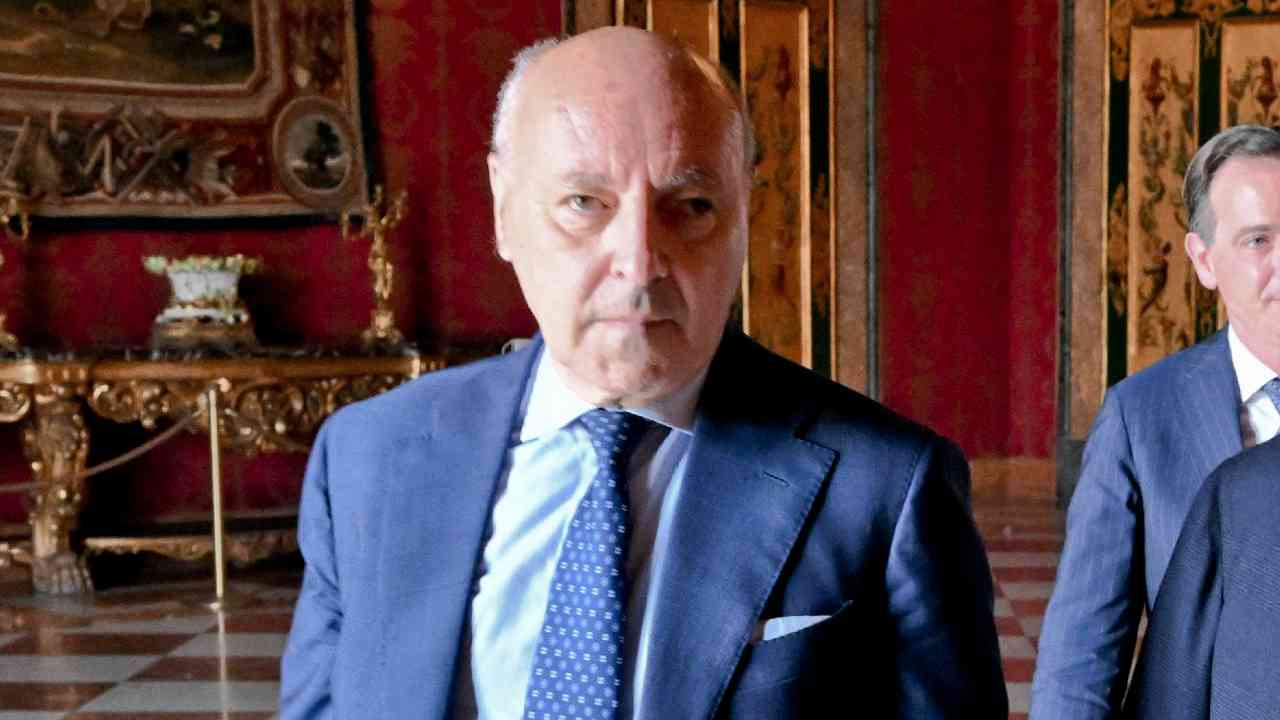 Giuseppe Marotta guarda concentrato Inter