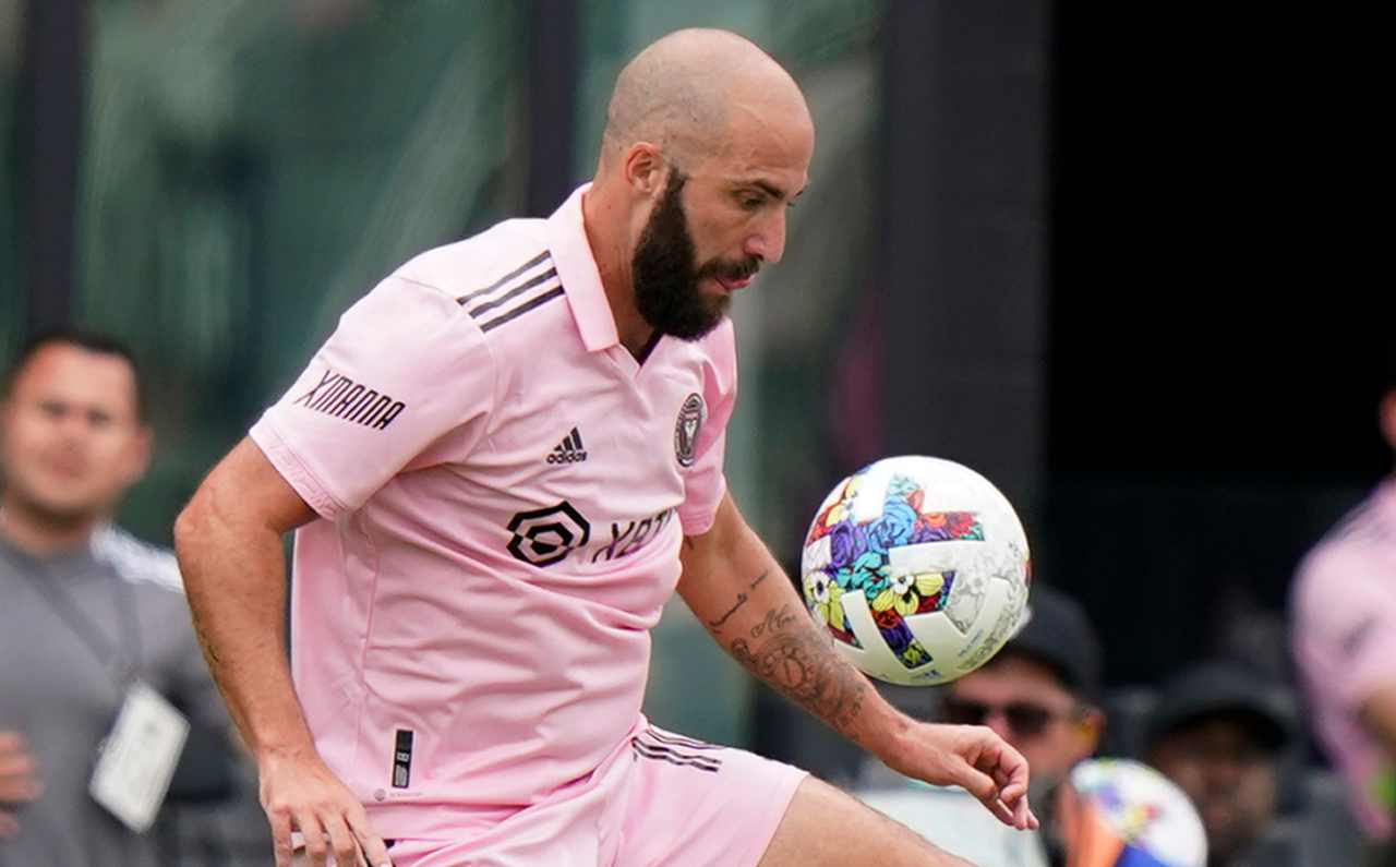 Higuain cerca di controllare la palla