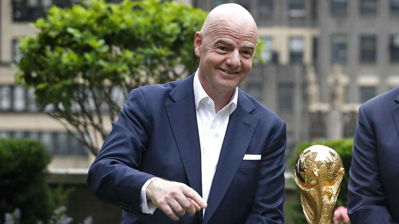 Infantino indica la coppa dei Mondiali e sorride