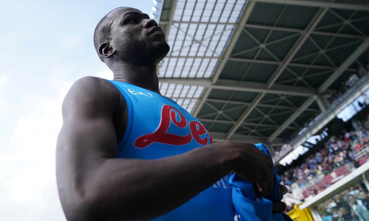 Koulibaly sotto la curva a salutare i tifosi