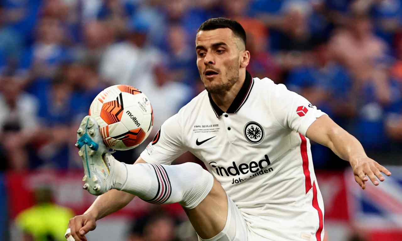 Kostic stoppa il pallone 