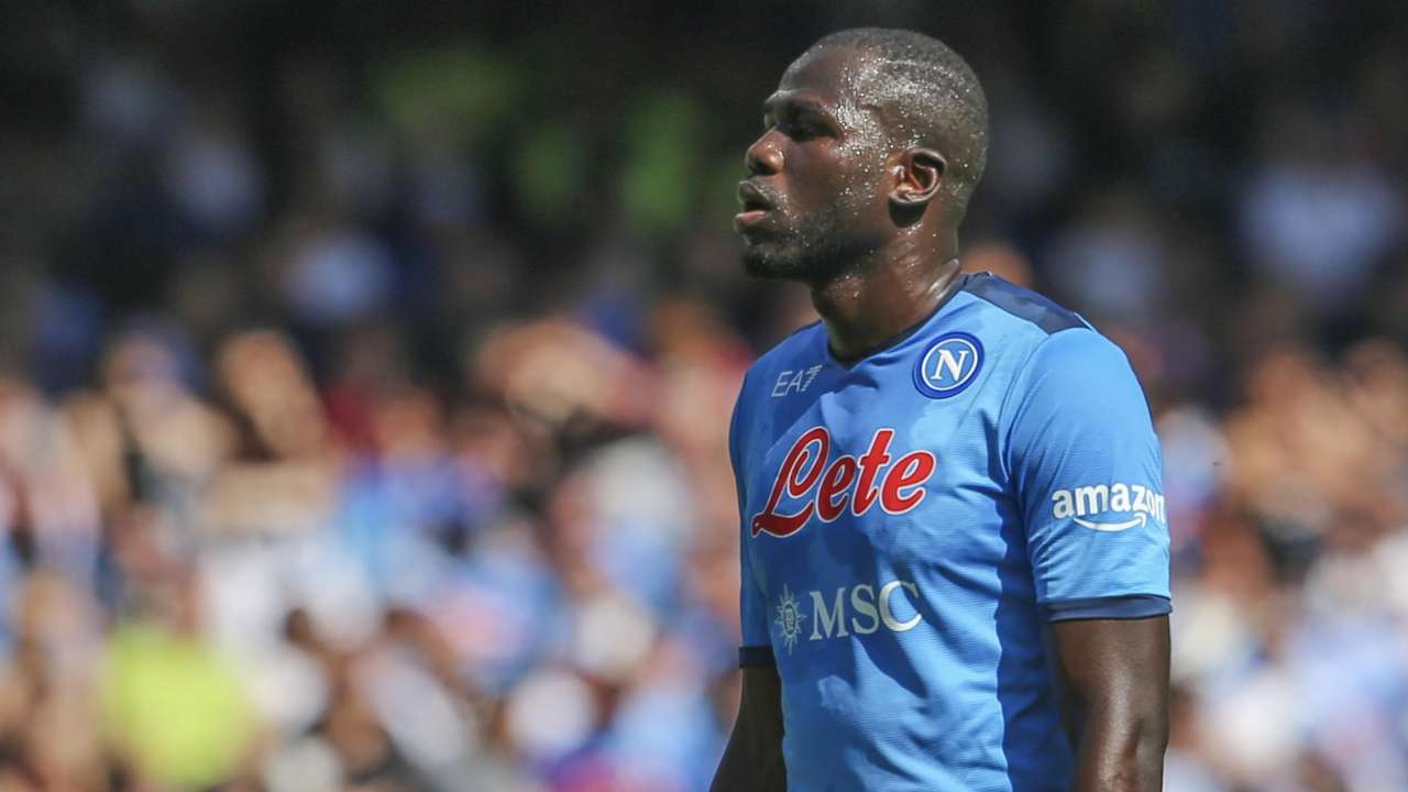 Koulibaly fermo in campo guarda avanti Napoli