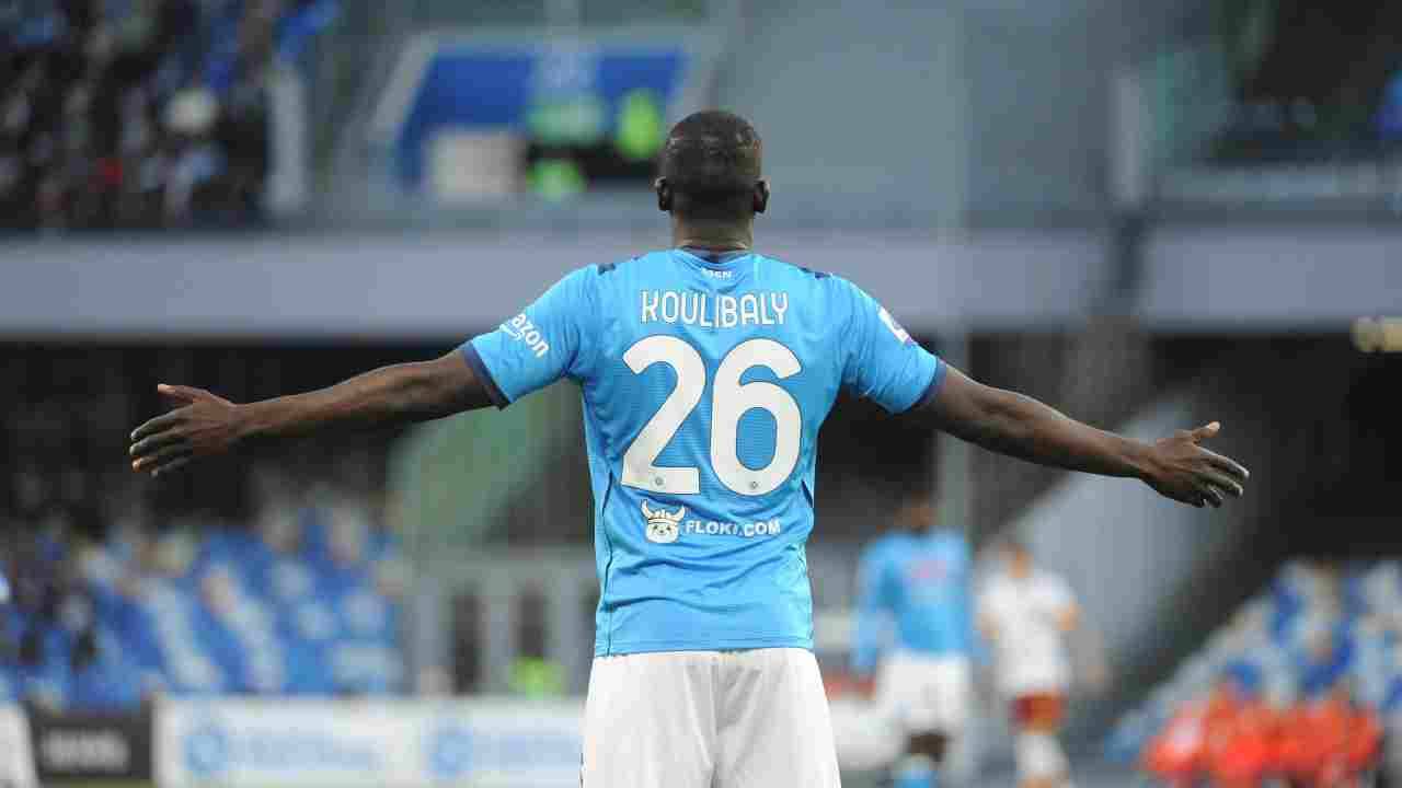 Koulibaly allarga le braccia di spalle Napoli