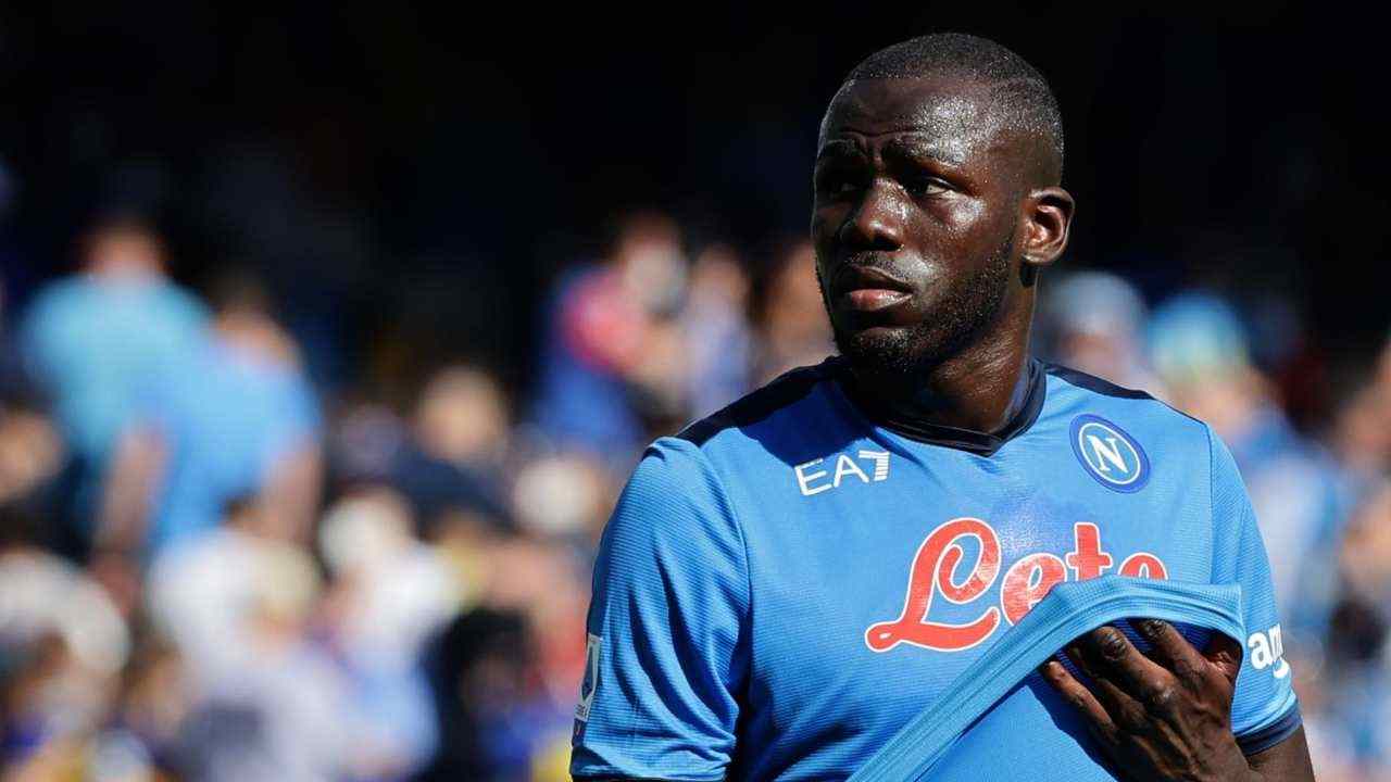 Koulibaly guarda di lato Napoli