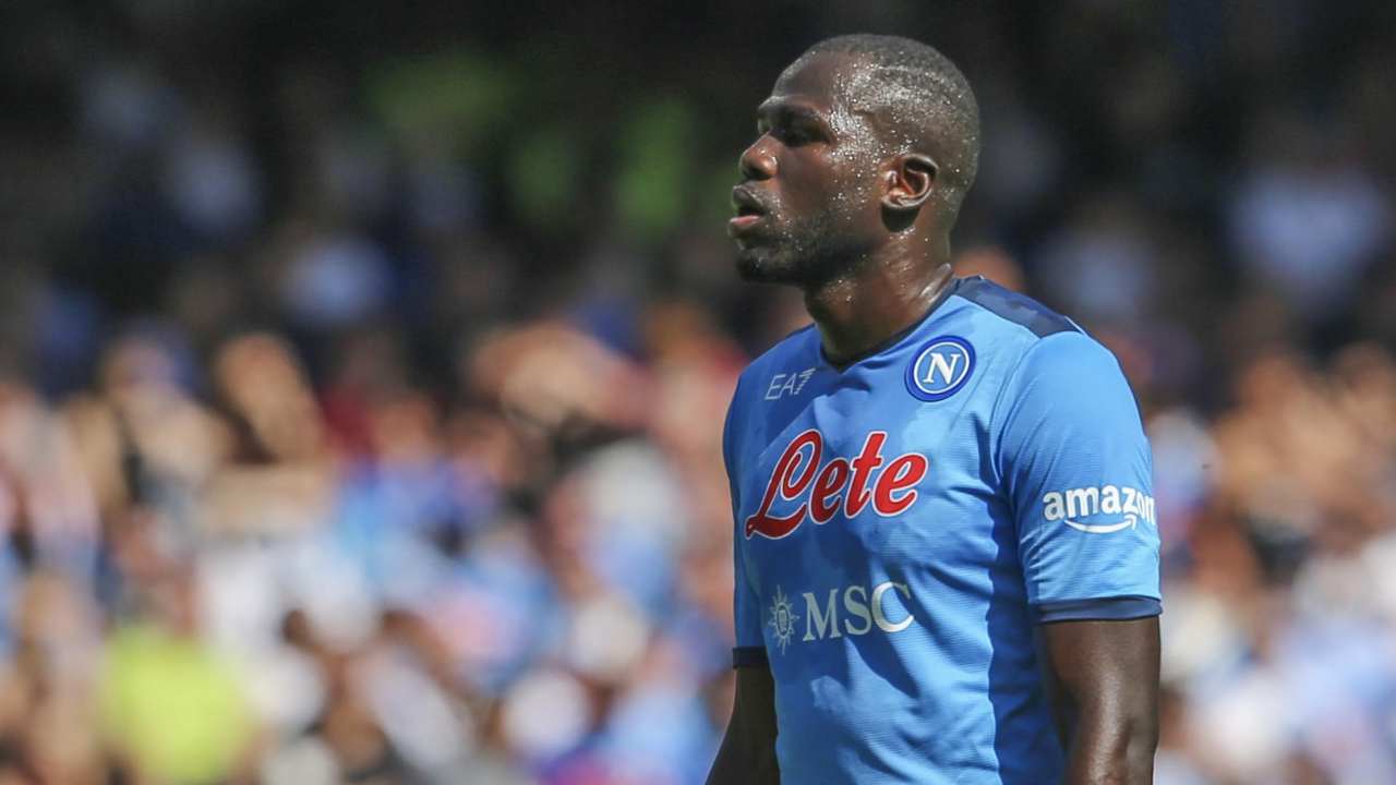 Koulibaly guarda davanti Napoli