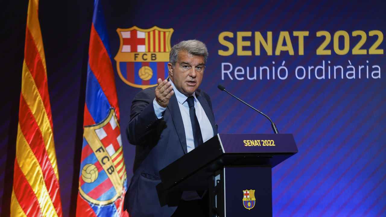 Laporta parla e indica con la mano Barcellona