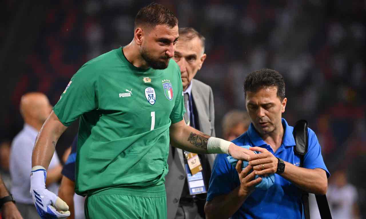 Donnarumma dolorante dopo l'infortunio