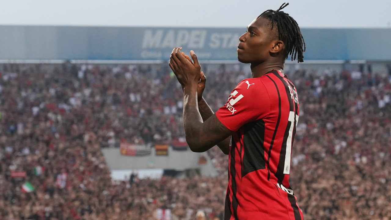 Rafael Leao applaude Milan