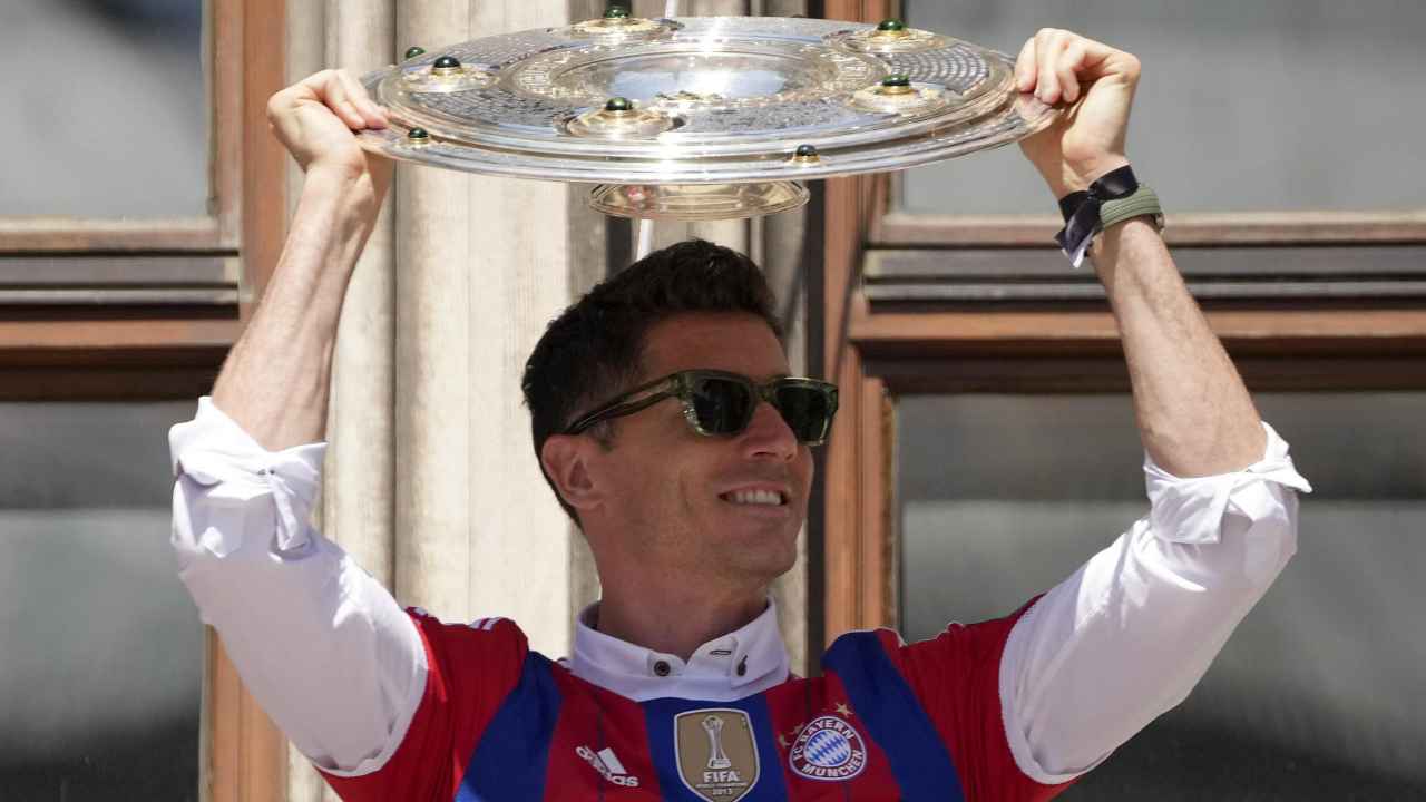 Lewandowski sorride e alza il trofeo 