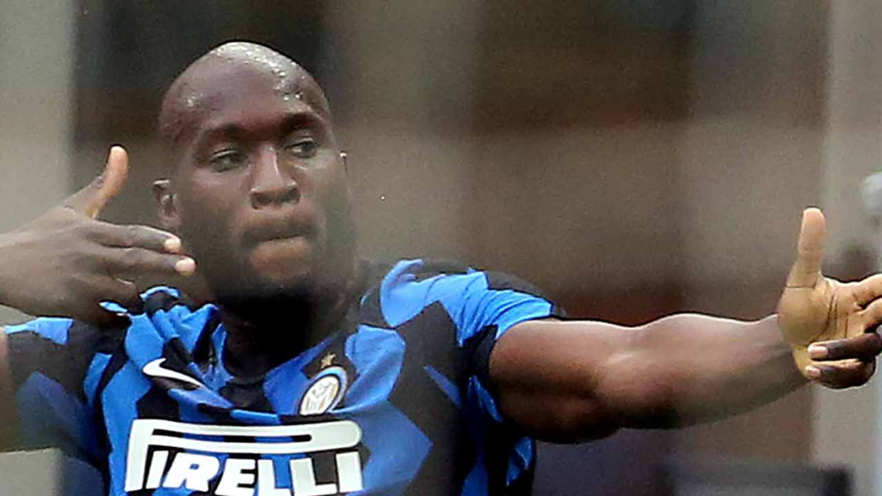 Lukaku fa gesti con le mani Inter