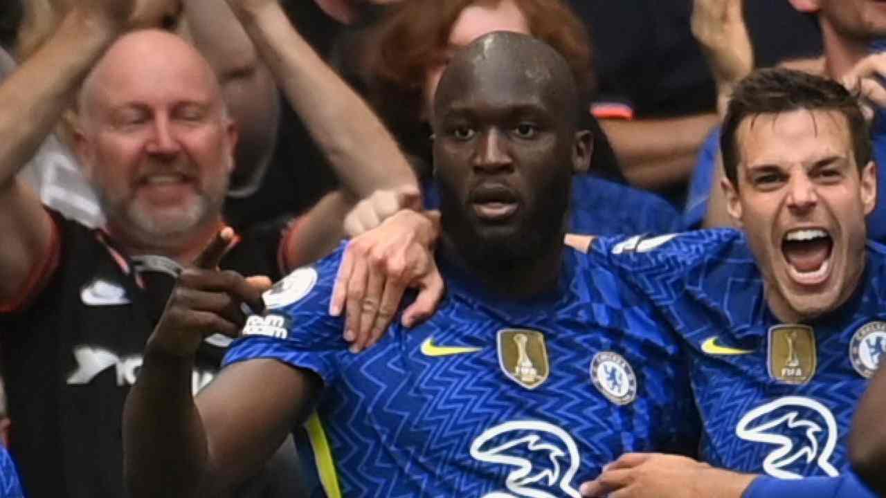 Lukaku abbraccia i compagni dopo il gol Chelsea