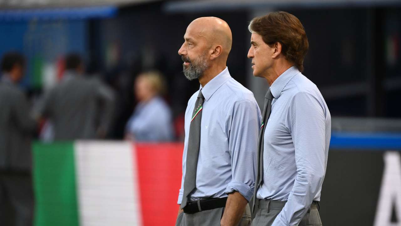 Mancini e Vialli concentrati a bordocampo Italia