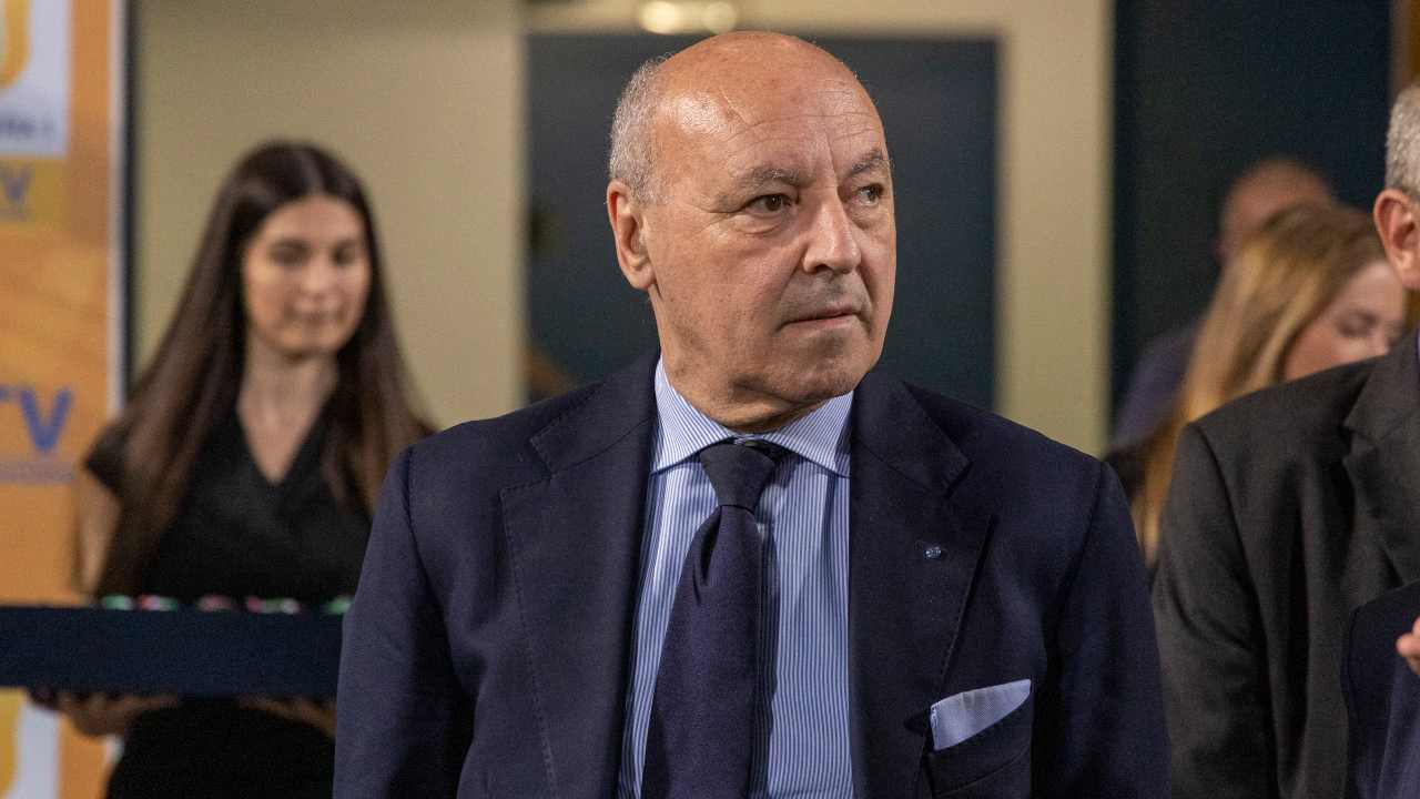 Marotta guarda di lato concentrato Inter