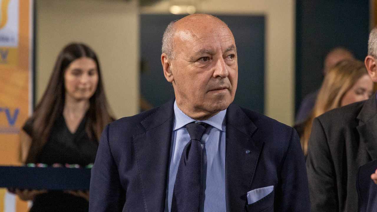 Marotta concentrato guarda di lato Inter