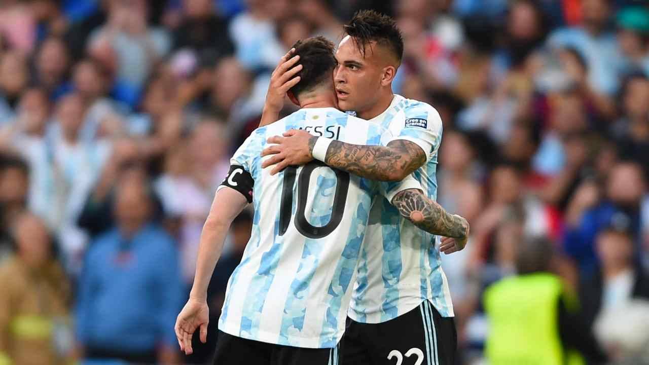 Martinez abbraccia Messi