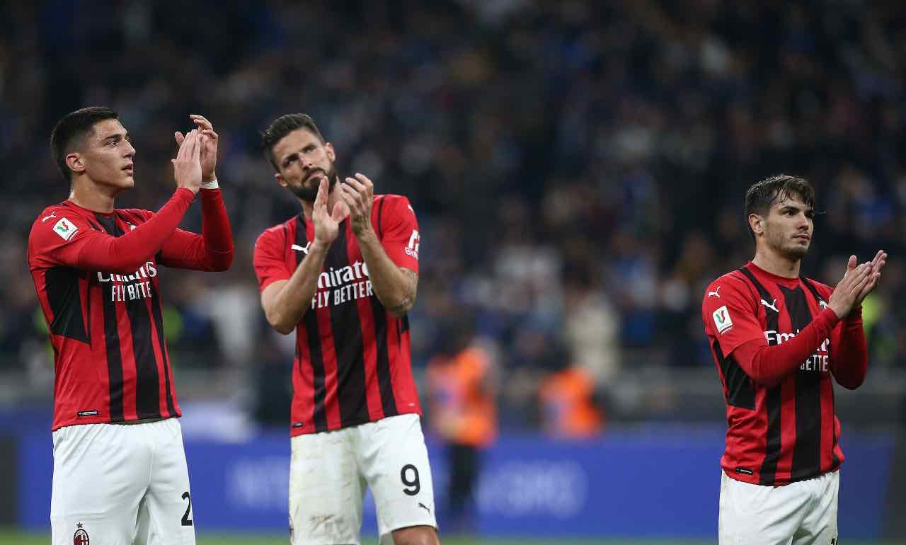 I giocatori del Milan applaudono ai tifosi 