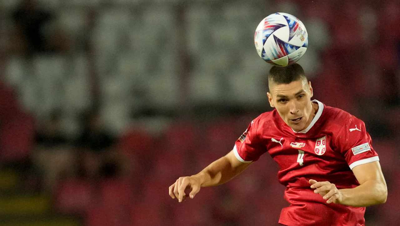 Milenkovic in azione con la Serbia